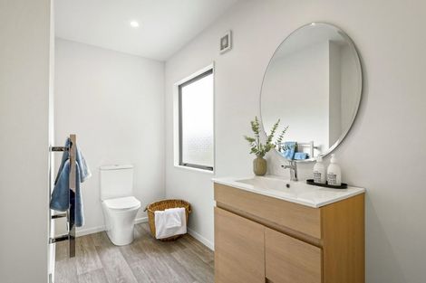 Photo of property in 2/128 Lynn Road, Bayview, Auckland, 0629