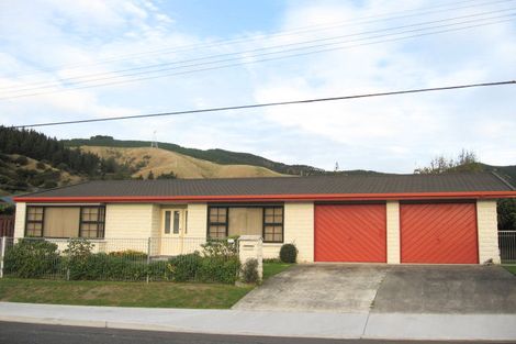 Photo of property in 1 Kaitawa Crescent, Paraparaumu, 5032