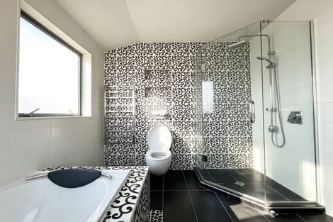 Photo of property in 16 Lakeridge Close, Northcross, Auckland, 0632