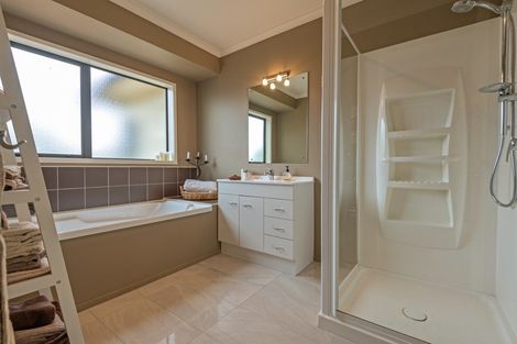 Photo of property in 40 Johnstone Drive, Fitzherbert, Palmerston North, 4410