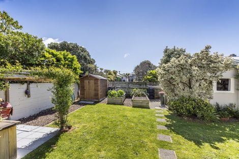 Photo of property in 98 Apu Crescent, Lyall Bay, Wellington, 6022