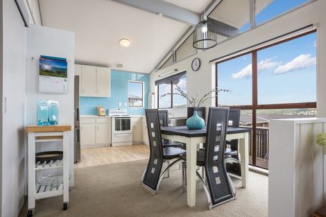 Photo of property in 106 Gloaming Hill, Titahi Bay, Porirua, 5022