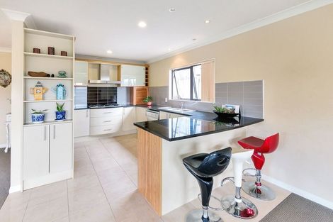 Photo of property in 2/890 East Coast Road, Northcross, Auckland, 0630