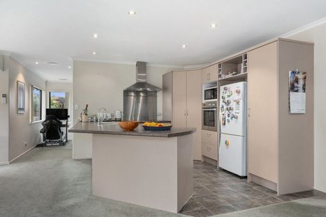 Photo of property in 60 Cabeleigh Drive, Helensville, 0800