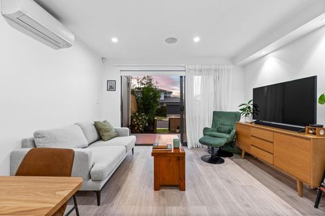 Photo of property in 5/1a Royal View Road, Te Atatu South, Auckland, 0610