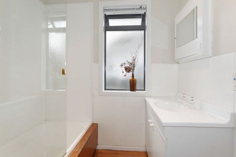 Photo of property in 2 Gradwell Place, Two Mile Bay, Taupo, 3330