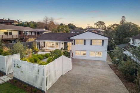 Photo of property in 16 Pickwick Parade, Mellons Bay, Auckland, 2014