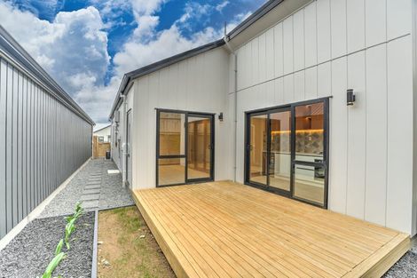 Photo of property in 15 Horokaka Street, Massey, Auckland, 0614
