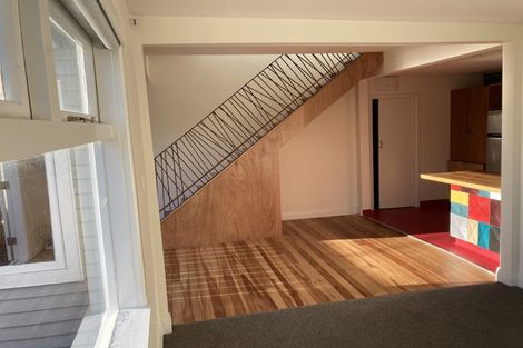 Photo of property in 33 Hungerford Road, Lyall Bay, Wellington, 6022