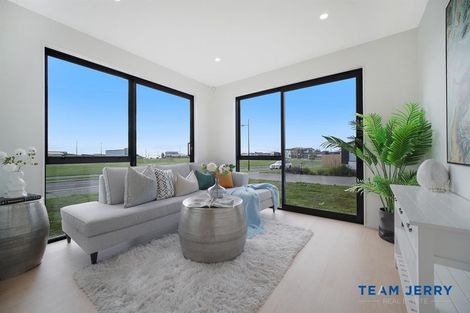 Photo of property in 1 Korowhiti Road, Clarks Beach, 2122