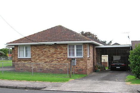 Photo of property in 2 Paton Avenue, Te Atatu South, Auckland, 0610