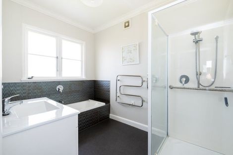 Photo of property in 114 Thompson Road, Bluff Hill, Napier, 4110