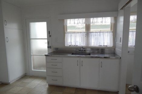 Photo of property in 2/124 Te Atatu Road, Te Atatu South, Auckland, 0610