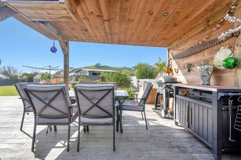 Photo of property in 18 Karaka Road, Kawakawa Bay, Papakura, 2585