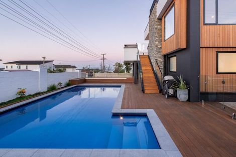 Photo of property in 1/2-4 Miri Road, Rothesay Bay, Auckland, 0630