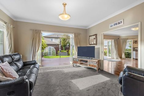 Photo of property in 137 Centaurus Road, Saint Martins, Christchurch, 8022