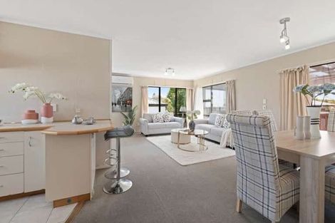 Photo of property in 2/25 De Quincey Terrace, Highland Park, Auckland, 2010