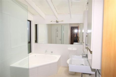 Photo of property in 2/162 East Coast Road, Forrest Hill, Auckland, 0620