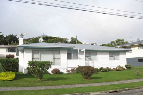 Photo of property in 6 Griffiths Grove, Newlands, Wellington, 6037