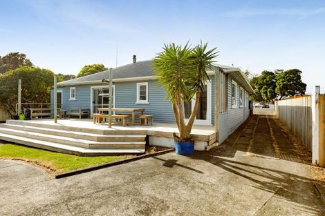 Photo of property in 122 South Road, Spotswood, New Plymouth, 4310