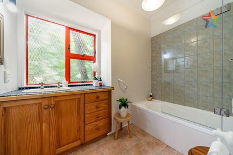 Photo of property in 6 Sarah Way, Crofton Downs, Wellington, 6035