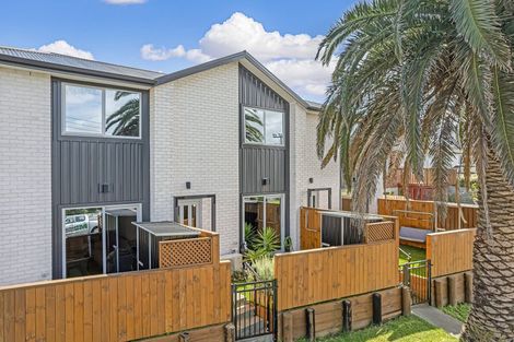 Photo of property in 2/24 Kelwyn Road, Kelston, Auckland, 0602