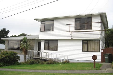 Photo of property in 2 Griffiths Grove, Newlands, Wellington, 6037