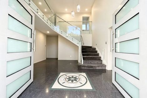 Photo of property in 16 Lakeridge Close, Northcross, Auckland, 0632