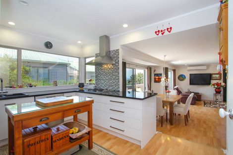 Photo of property in 1/272 Glamorgan Drive, Northcross, Auckland, 0630