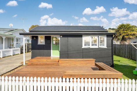 Photo of property in 14 Bertram Road, Kawakawa Bay, Papakura, 2585