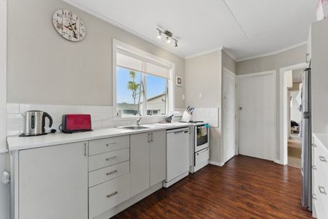 Photo of property in 28 Miro Street, Castlecliff, Whanganui, 4501