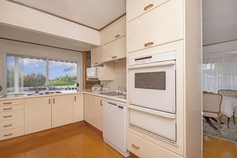 Photo of property in 76 Beechdale Crescent, Pakuranga Heights, Auckland, 2010