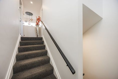 Photo of property in 37 Vaucluse Heights, Fitzherbert, Palmerston North, 4410