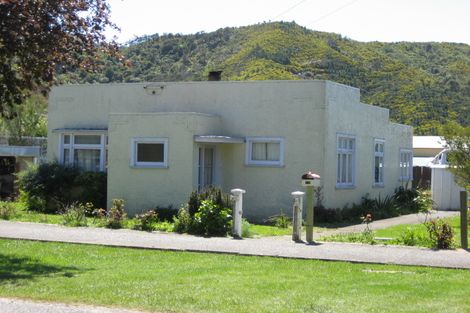 Photo of property in 77 Broadway, Picton, 7220