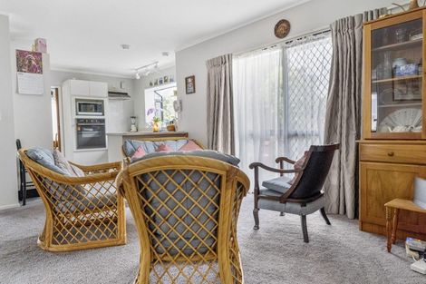 Photo of property in 32 Eruini Street, Waikanae Beach, Waikanae, 5036