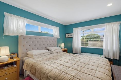 Photo of property in 8 Chalmers Close, Orewa, 0931