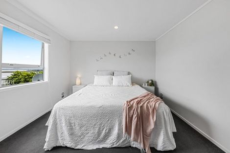 Photo of property in 2/143a Wiseley Road, West Harbour, Auckland, 0618