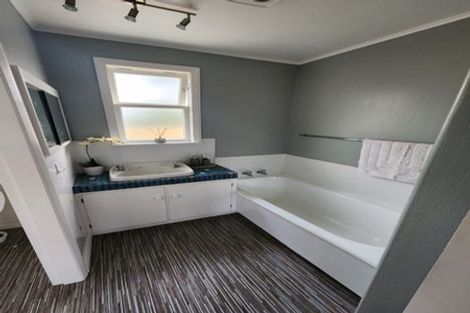 Photo of property in 4 Woburn Place, Takaro, Palmerston North, 4412