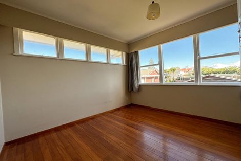 Photo of property in 4 Staveley Avenue, Mount Roskill, Auckland, 1041