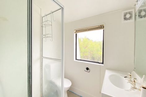 Photo of property in 16 Opanuku Road, Henderson Valley, Auckland, 0612