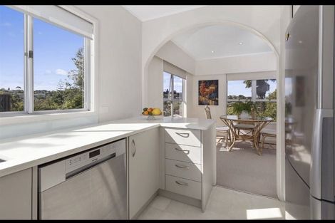 Photo of property in 15 Ravenwood Drive, Forrest Hill, Auckland, 0620