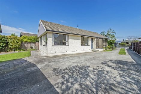 Photo of property in 33 Farquhars Road, Redwood, Christchurch, 8051