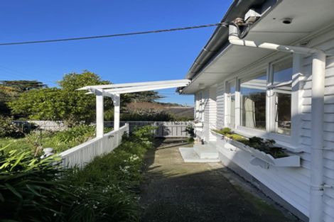 Photo of property in 9 Robert Street, Newlands, Wellington, 6037