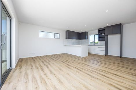 Photo of property in 3/94 Target Road, Totara Vale, Auckland, 0629
