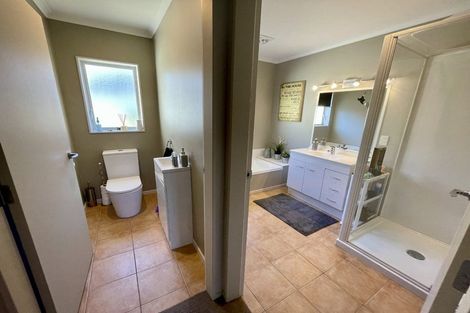 Photo of property in 23 James Nairn Grove, Riverstone Terraces, Upper Hutt, 5018