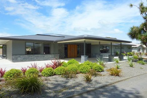 Photo of property in Woodlands Villas, 17a Sherwill Street East, Feilding, 4702