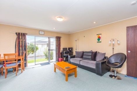 Photo of property in 2/50 Kenderdine Road, Papatoetoe, Auckland, 2025