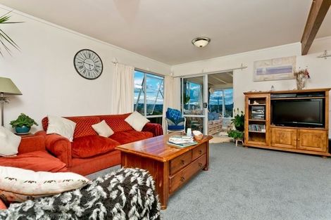 Photo of property in 3 Pohutukawa Avenue, Red Beach, 0932