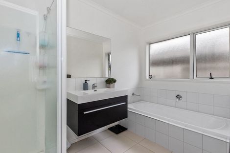 Photo of property in 12 Trauzer Place, Flagstaff, Hamilton, 3210