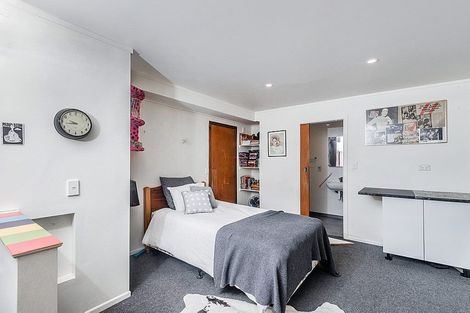 Photo of property in 33 Omega Street, Newlands, Wellington, 6037